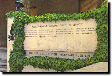 La lapide a memoria degli ausiliari caduti in servizio. (cortile manovre delle Scuole Centrali Antincendi)